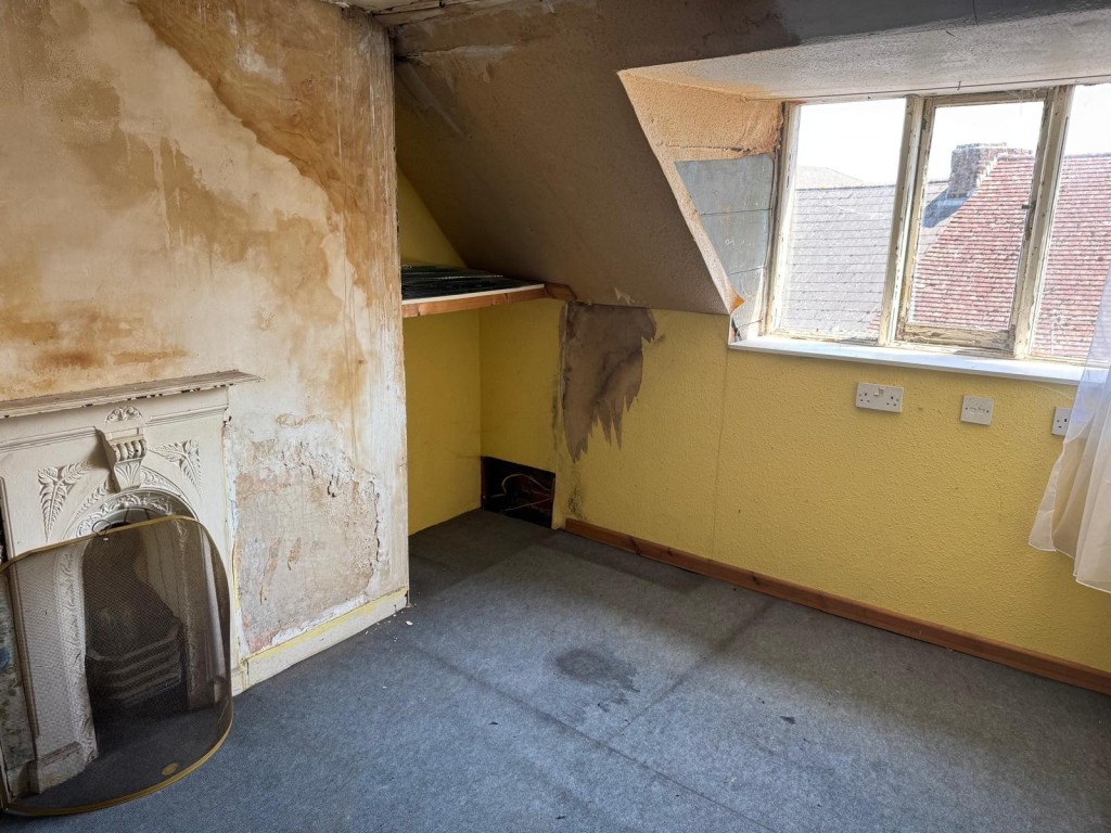 Lot: 66 - FREEHOLD THREE STOREY TOWN CENTRE BUILDING WITH POTENTIAL - Alternate view of the top floor